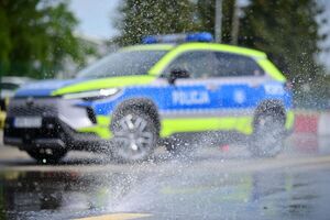 Policjanci podczas doskonalenia techniki jazdy radiowozami