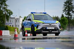 Policjanci podczas doskonalenia techniki jazdy radiowozami