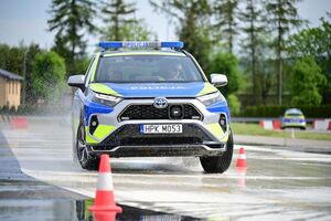 Policjanci podczas doskonalenia techniki jazdy radiowozami