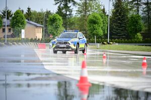Policjanci podczas doskonalenia techniki jazdy radiowozami