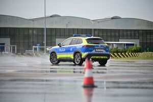 Policjanci podczas doskonalenia techniki jazdy radiowozami
