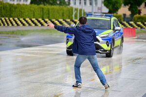Policjanci podczas doskonalenia techniki jazdy radiowozami