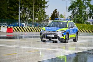Policjanci podczas doskonalenia techniki jazdy radiowozami
