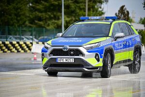 Policjanci podczas doskonalenia techniki jazdy radiowozami