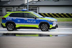 Policjanci podczas doskonalenia techniki jazdy radiowozami
