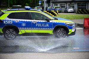 Policjanci podczas doskonalenia techniki jazdy radiowozami