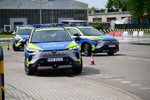 Policjanci podczas doskonalenia techniki jazdy radiowozami