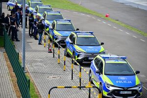 Policjanci podczas doskonalenia techniki jazdy radiowozami