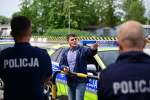 Policjanci podczas doskonalenia techniki jazdy radiowozami