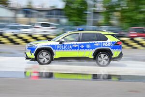 Policjanci podczas doskonalenia techniki jazdy radiowozami