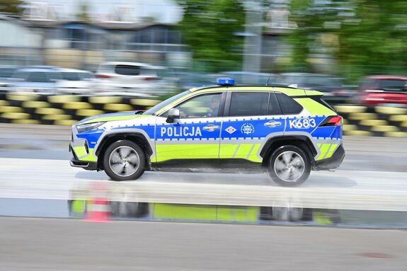 Policjanci podczas doskonalenia techniki jazdy radiowozami
