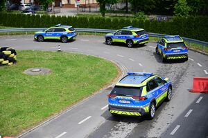 Policjanci podczas doskonalenia techniki jazdy radiowozami