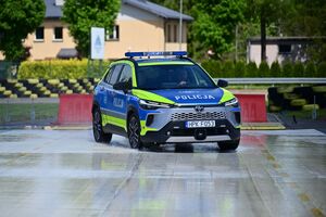 Policjanci podczas doskonalenia techniki jazdy radiowozami