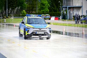 Policjanci podczas doskonalenia techniki jazdy radiowozami