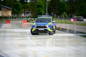 Policjanci podczas doskonalenia techniki jazdy radiowozami