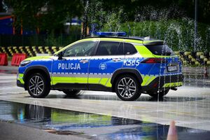 Policjanci podczas doskonalenia techniki jazdy radiowozami