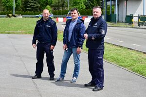 Policjanci podczas doskonalenia techniki jazdy radiowozami