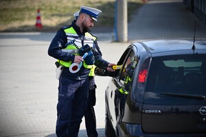 Funkcjonariusze podczas kontroli drogowej