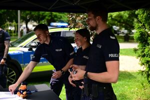 Policjanci podczas pikniku dla najmłodszych