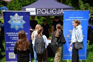 Policjanci podczas pikniku dla najmłodszych
