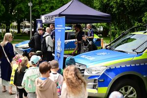 Policjanci podczas pikniku dla najmłodszych