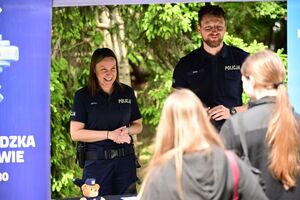 Policjanci podczas pikniku dla najmłodszych