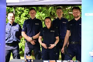 Policjanci podczas pikniku dla najmłodszych