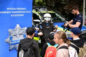 Policjanci podczas pikniku dla najmłodszych