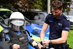 Policjanci podczas pikniku dla najmłodszych