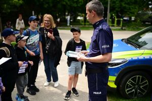 Policjanci podczas pikniku dla najmłodszych