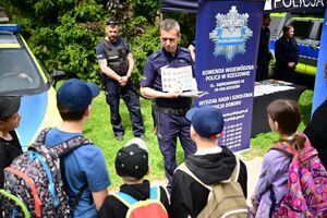 Policjanci podczas pikniku dla najmłodszych