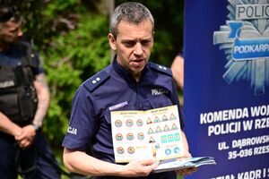 Policjanci podczas pikniku dla najmłodszych