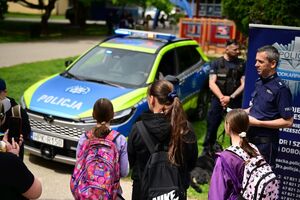 Policjanci podczas pikniku dla najmłodszych