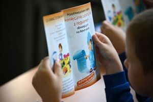 Policjantka podczas spotkania z uczniami