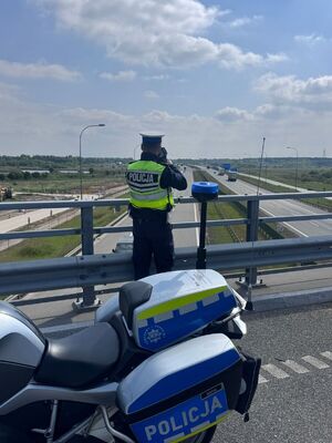Policjanci kontrolowali odległości pomiędzy pojazdami na autostradzie A4