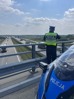 Policjanci kontrolowali odległości pomiędzy pojazdami na autostradzie A4