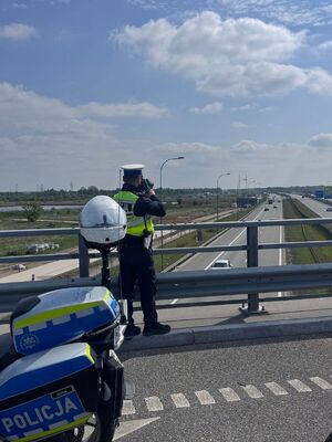 Policjanci kontrolowali odległości pomiędzy pojazdami na autostradzie A4