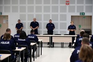 Policjanci i policjantki podczas uroczystego rozpoczęcia kursu aspiranckiego