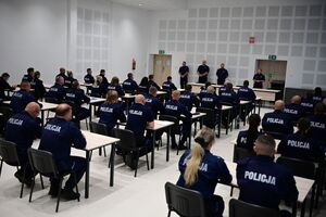 Policjanci i policjantki podczas uroczystego rozpoczęcia kursu aspiranckiego