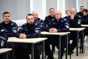 Policjanci i policjantki podczas uroczystego rozpoczęcia kursu aspiranckiego