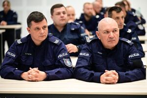 Policjanci i policjantki podczas uroczystego rozpoczęcia kursu aspiranckiego