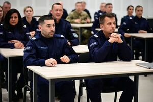 Policjanci i policjantki podczas uroczystego rozpoczęcia kursu aspiranckiego
