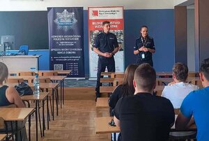 Policjanci Sekcji Doboru KWP w Rzeszowie promowali służbę w Policji wśród studentów w Krośnie
