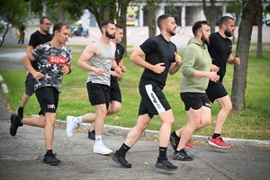 Policjanci podczas biegu w ramach akcji "Wiosna na sportowo" na placu w Oddziale Prewencji Policji w Rzeszowie