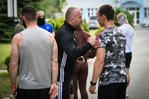 Policjanci podczas biegu w ramach akcji "Wiosna na sportowo" na placu w Oddziale Prewencji Policji w Rzeszowie