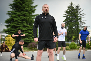 Policjanci podczas biegu w ramach akcji &amp;quot;Wiosna na sportowo&amp;quot; na placu w Oddziale Prewencji Policji w Rzeszowie