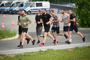 Policjanci podczas biegu w ramach akcji "Wiosna na sportowo" na placu w Oddziale Prewencji Policji w Rzeszowie