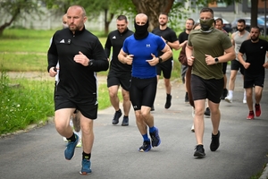 Policjanci podczas biegu w ramach akcji "Wiosna na sportowo" na placu w Oddziale Prewencji Policji w Rzeszowie