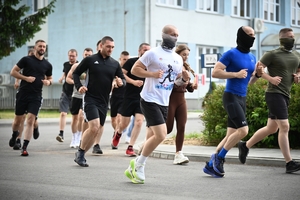 Policjanci podczas biegu w ramach akcji "Wiosna na sportowo" na placu w Oddziale Prewencji Policji w Rzeszowie