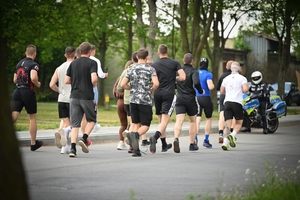 Policjanci podczas biegu w ramach akcji "Wiosna na sportowo" na placu w Oddziale Prewencji Policji w Rzeszowie